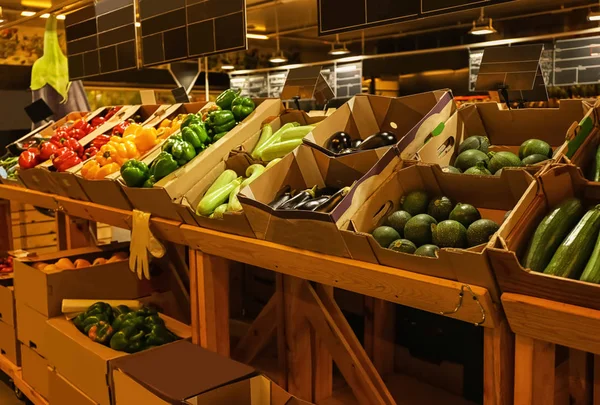 Verschiedenes Schmackhaftes Gemüse Kartons Auf Dem Markt — Stockfoto