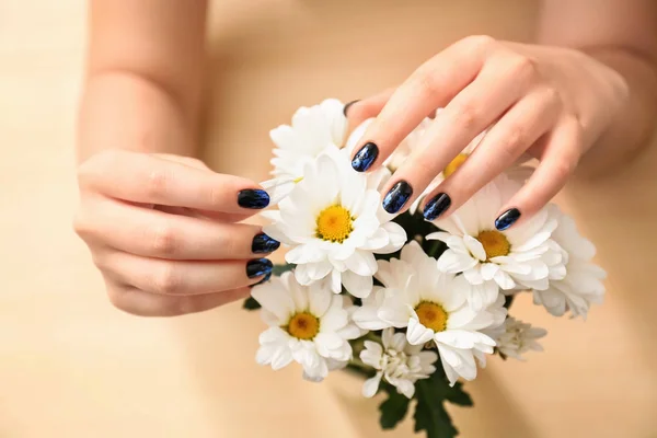 Mujer Con Uñas Colores Elegantes Flores Manzanilla Primer Plano —  Fotos de Stock