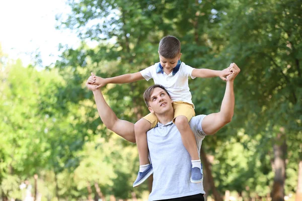 小男孩和他的爸爸在公园玩 — 图库照片