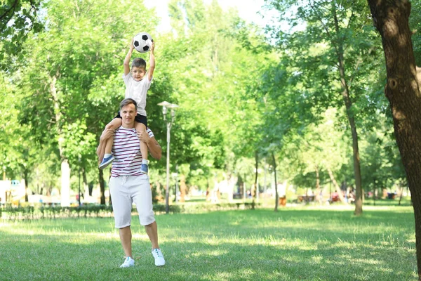 Niño Papá Con Pelota Fútbol Parque —  Fotos de Stock