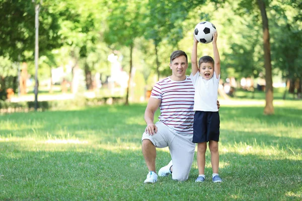 Bambino Suo Padre Con Pallone Calcio Nel Parco — Foto Stock