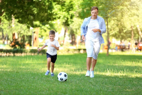 Piccolo Ragazzo Con Suo Padre Che Gioca Calcio Nel Parco — Foto Stock