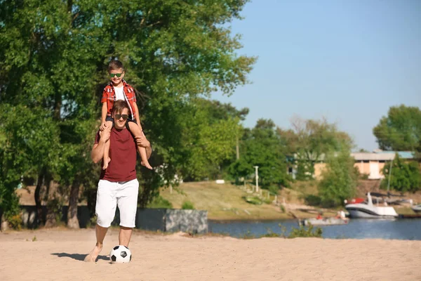 Niño Papá Con Pelota Fútbol Playa Arena —  Fotos de Stock