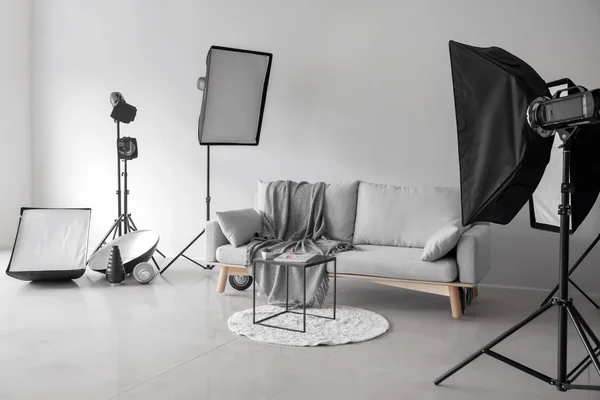 居心地の良いソファ プロ機器とフォト スタジオのテーブル — ストック写真