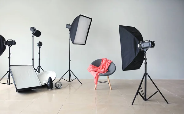 Nowoczesne Krzesło Studio Fotograficznym Profesjonalnego Sprzętu — Zdjęcie stockowe