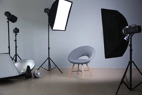 Silla Moderna Estudio Fotográfico Con Equipamiento Profesional — Foto de Stock