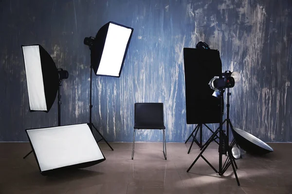 Silla Moderna Estudio Fotográfico Con Equipamiento Profesional — Foto de Stock