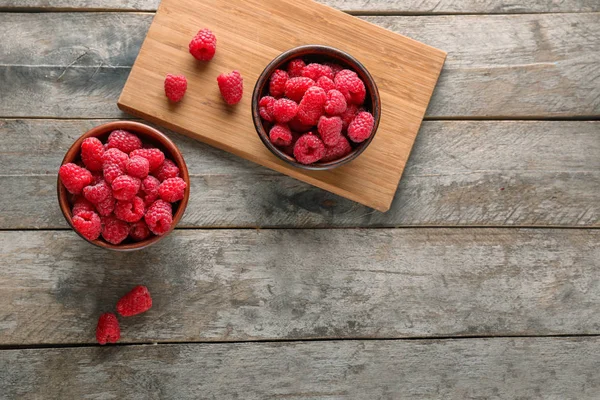 Schalen Mit Süßen Reifen Himbeeren Auf Holzgrund — Stockfoto