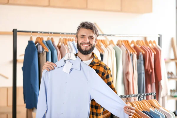 Fiatal Férfi Választott Ruhát Boltban — Stock Fotó