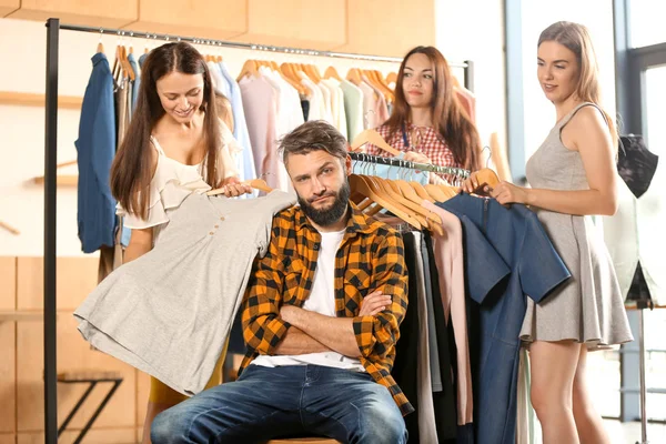 Annoyed Young Man Waiting His Girlfriend Her Friends While Choosing — Stock Photo, Image