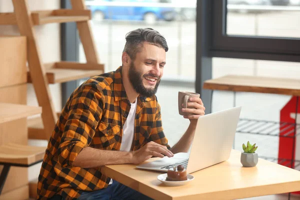 Young Man Using Laptop While Drinking Tea Cafe — Stock Photo, Image