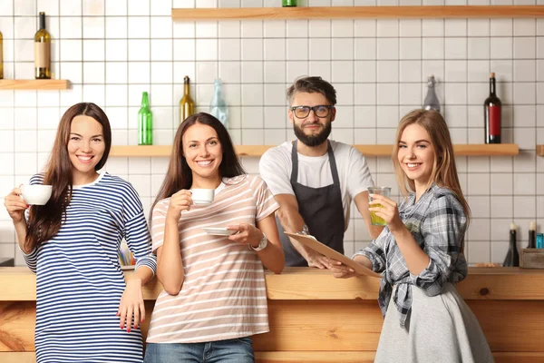 Vackra Unga Kvinnor Med Drycker Nära Counter Bar — Stockfoto