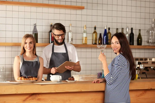 Jonge Vrouw Met Glas Cocktail Buurt Van Teller Bar — Stockfoto