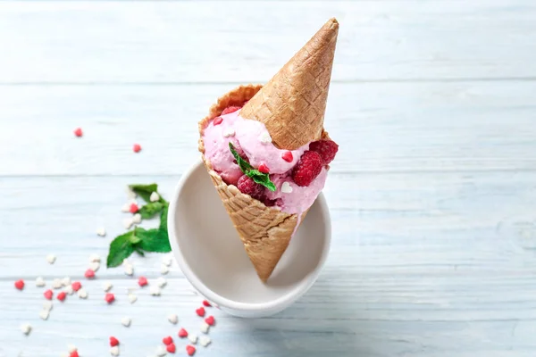 Waffle Cone Dengan Krim Raspberry Lezat Dalam Mangkuk Atas Meja — Stok Foto