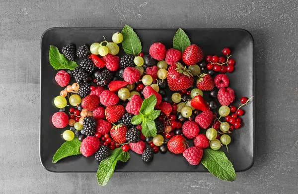 Plate Delicious Ripe Berries Grey Textured Background — Stock Photo, Image