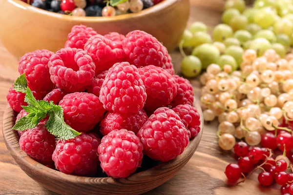 Bol Aux Framboises Fraîches Mûres Sur Table Bois — Photo