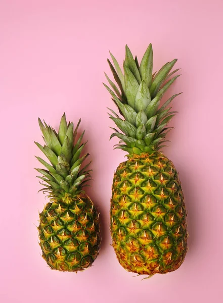 Délicieux Ananas Sur Fond Couleur — Photo