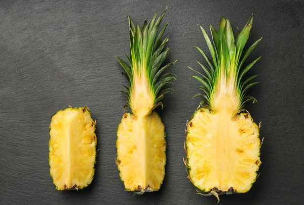 Snijd Rijpe Ananas Donkere Achtergrond — Stockfoto