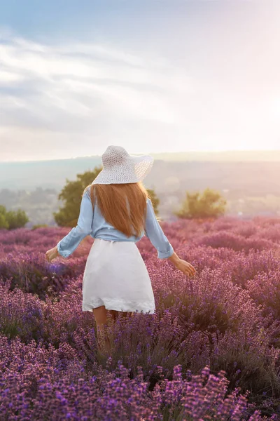 Beautiful Young Woman Lavender Field Summer Day — Stock Photo, Image