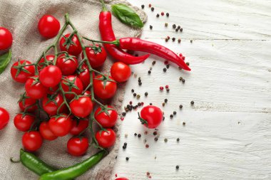 Olgun kiraz domates ve biber Beyaz ahşap zemin üzerinde