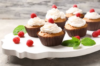 Lezzetli kek ahududu beyaz tahta üzerinde ile