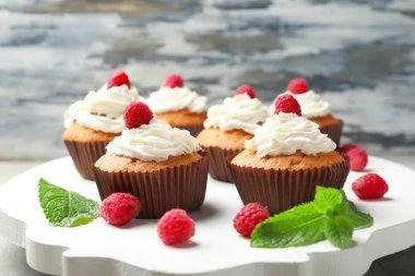 Lezzetli kek ahududu beyaz tahta üzerinde ile