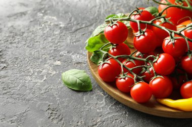 Ahşap plaka tablo taze olgun kiraz domates ile