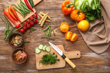 Yönetim Kurulu ve deniz ürünleri salatası için malzemeler ahşap masa üzerinde kesme