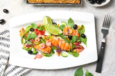 Lezzetli balık ve tablo taze salata ile plaka