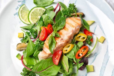 Lezzetli balık ve plaka, closeup üzerinde taze salata