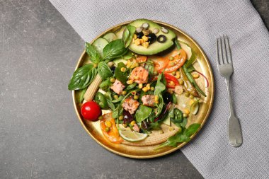 Masada lezzetli taze salata ile plaka