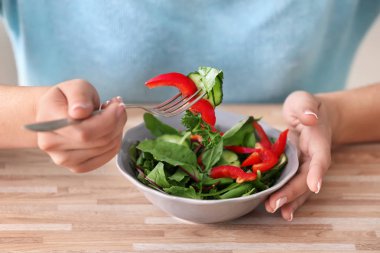 Genç kadın sağlıklı salata sebze, closeup ile yemek