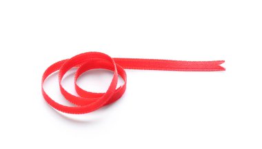 Beyaz arka plan üzerinde basit kırmızı kurdele