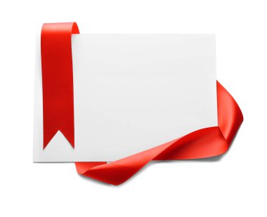 Beyaz zemin üzerine kırmızı kurdele ile boş kağıt kartı