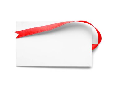Beyaz zemin üzerine kırmızı kurdele ile boş kağıt kartı