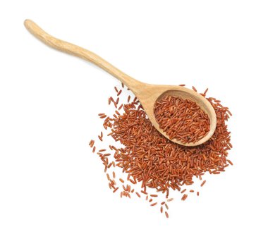 Beyaz zemin üzerine kırmızı pirinç kaşıkla