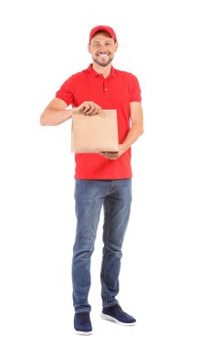 Kağıt torba beyaz arka plan üzerinde olan adam. Gıda dağıtım hizmeti