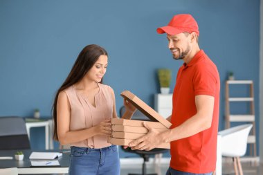 Adam müşteriye kapalı pizza teslim