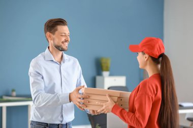 Genç kadın müşteriye kapalı pizza teslim