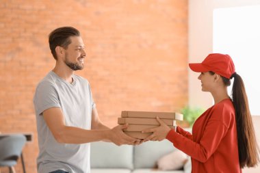 Genç kadın müşteriye kapalı pizza teslim