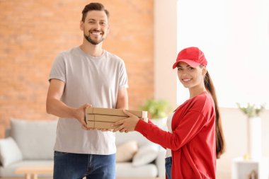 Genç kadın müşteriye kapalı pizza teslim