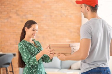 Adam müşteriye kapalı pizza teslim