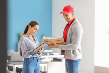 Adam müşteriye kapalı pizza teslim