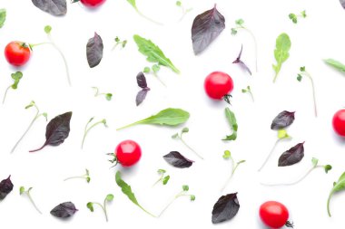 Beyaz arka plan üzerinde sebze salatası için malzemeler ile kompozisyon