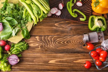 Ahşap arka plan üzerinde sebze salatası için malzemeler