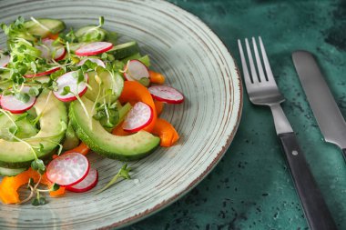 Plaka dokulu renkli arka plan üzerinde taze sebze salatası ile
