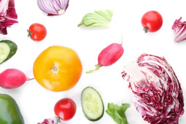 Beyaz arka plan üzerinde sebze salatası için malzemeler ile kompozisyon