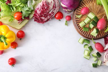 Kompozisyon malzemeler için açık renkli sebze salatası ile