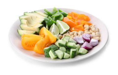 Beyaz arka planda taze sebze salatası.