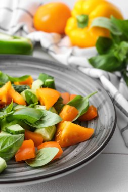 Plaka üzerinde beyaz masa, tatlı taze sebze salatası ile